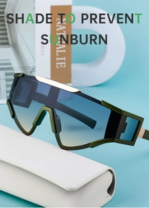 Détail de lunettes de soleil de sport oversize à monture verte et verres dégradés avec étui
