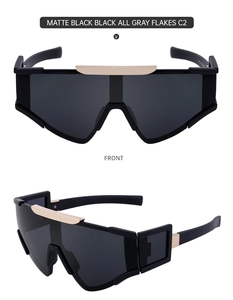 Détails de lunettes de soleil de sport noir mat avec verres gris et décorations dorées