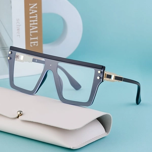 Lunettes de soleil carrées noires avec charnières dorées et étui en cuir beige
