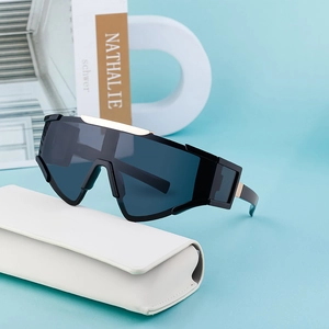 Lunettes de soleil shield noir et or avec un étui en cuir blanc de qualité supérieure
