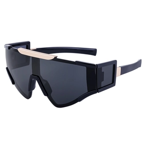 Lunettes de soleil sport grand format noires avec accents dorés et verres gris