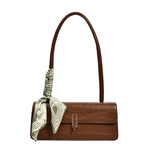 Sac baguette marron à motif croco avec foulard en soie rayé et boucle dorée élégante