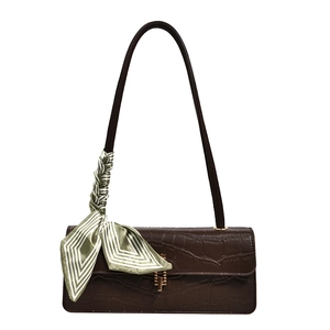 Sac bandoulière marron foncé motif crocodile avec fermoir doré et foulard de soie
