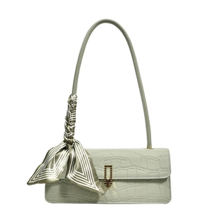 Borsa baguette verde salvia a trama coccodrillo con elegante foulard a righe sul manico
