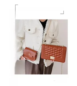 Détail de sacs en cuir matelassé marron avec chaîne dorée et fermoir rotatif