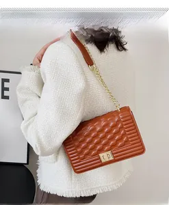 Sac à bandoulière matelassé marron avec chaîne dorée et détail de texture en losanges