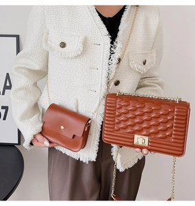 Détail de sacs à rabat en similicuir marron matelassé avec chaînes et boucles dorées