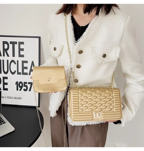 Détail du sac bandoulière matelassé doré champagne et ensemble pochette porté par mannequin