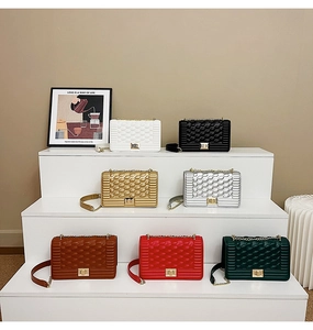 Sacs à rabat matelassés multicolores avec fermoirs métalliques sur des présentoirs