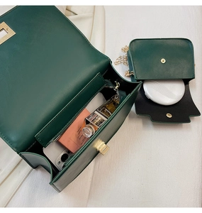 Vue détaillée de l'ensemble sac bandoulière en cuir vert foncé avec garniture dorée