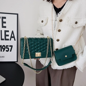 Sac bandoulière vert foncé texturé avec chaîne dorée et ensemble de mini pochette assortie