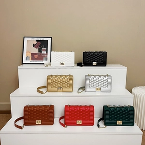 Sacs bandoulière en cuir matelassé à losanges avec chaîne dorée et fermoir rotatif
