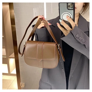 Detailansicht der braunen PU-Leder Satteltasche mit vertikalem Riemen und glatter Optik