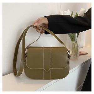 Detail einer olivgrünen Vintage-Satteltasche mit mattem Leder und Schulterriemen