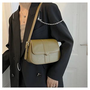 Nahaufnahme der olivgrünen Satteltasche aus PU-Leder mit goldener Schnalle und Textur-Finish