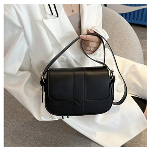 Details der minimalistischen schwarzen Satteltasche aus Kunstleder mit goldener Schnalle