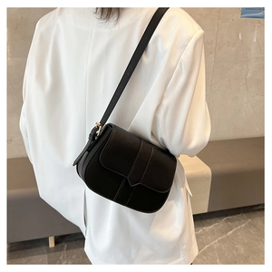 Detailaufnahme der schwarzen matten Satteltasche mit Klappenverschluss am Modell