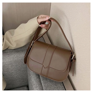 Detailansicht einer braunen Satteltasche aus Leder mit verstellbarem Riemen und Klappe