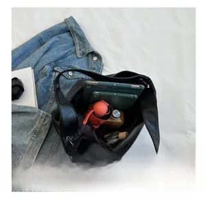 Détail montrant la grande capacité du grand sac cabas noir mat avec tablettes et parapluie