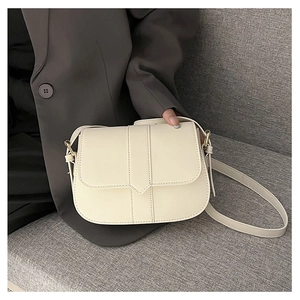 Cremeweiße Satteltasche mit Klappverschluss und verstellbarem Gurt im Business-Stil