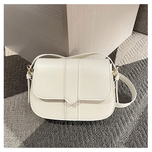 Detailansicht der cremefarbenen Satteltasche aus Leder mit goldener Hardware
