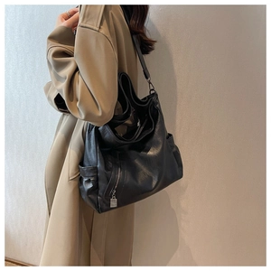 Détail du grand sac cabas noir avec fermeture éclair argentée et matériau texturé doux