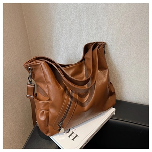 Détail du sac cabas en similicuir marron avec fermeture éclair et texture fine