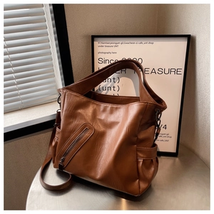 Détail du sac cabas en cuir PU marron vintage avec poche extérieure zippée pratique