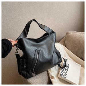 Détail du grand sac cabas noir en cuir souple avec fermeture éclair latérale pratique