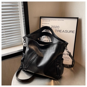 Détail du sac cabas noir en PU avec poche zippée et bandoulière réglable
