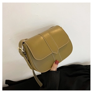 Detailaufnahme der olivgrünen Satteltasche aus Leder mit glatter Klappe und vertikalem Riemen