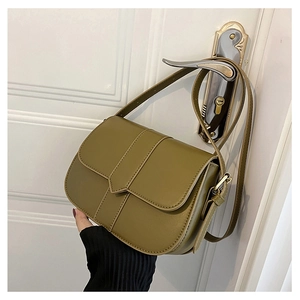 Detail der olivgrünen Satteltasche mit verstellbarem Gurt und mattem Kunstleder-Finish
