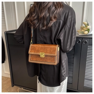 Sac bandoulière marron vintage en similicuir avec fermoir doré et sangle à motifs