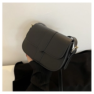 Detailansicht der schwarzen matten Satteltasche mit goldener Hardware und verstellbarem Riemen