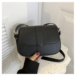 Detailansicht der schwarzen Leder-Satteltasche mit Klappe und verstellbarem Riemen