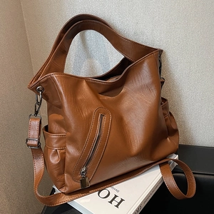 Sac cabas en similicuir marron caramel avec large bandoulière et poches latérales pratiques