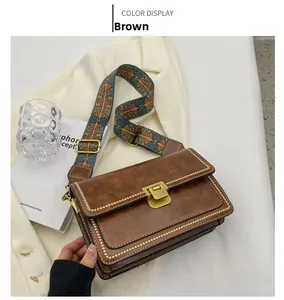 Sac bandoulière rétro marron doté d'une large sangle fleurie de style ethnique
