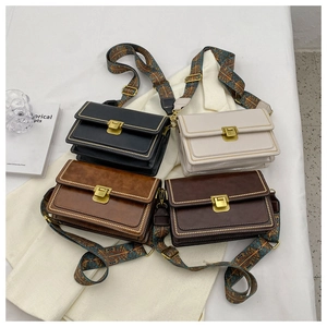 Vue de dessus de sacs carrés rétro en quatre couleurs avec bandoulières tissées colorées