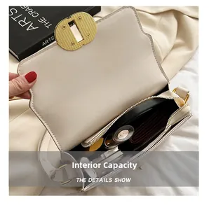 Vue détaillée de l'intérieur du sac ivoire montrant l'espace et la poche zippée