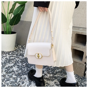 Vue détaillée du petit sac carré en cuir blanc avec boucle métallique dorée chic
