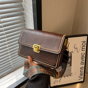 Sac bandoulière rétro marron foncé avec rivets et sangle brodée style bohème