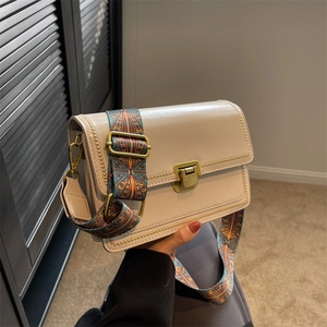 Sac bandoulière rectangulaire crème avec large sangle géométrique et fermoir doré