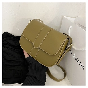 Detailaufnahme einer olivgrünen Satteltasche aus Kunstleder mit goldenen Metallbeschlägen
