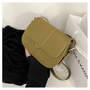 Details der olivgrünen Satteltasche aus Leder mit doppelten Riemen und Goldbeschlägen