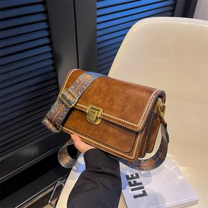 Sac bandoulière marron vintage avec large sangle brodée et boucle dorée