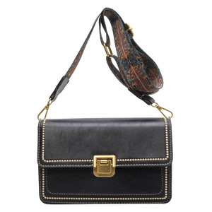 Sac bandoulière noir vintage avec boucle dorée et large sangle jacquard géométrique