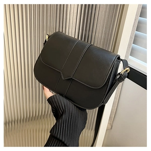 Detailansicht der schwarzen matten Satteltasche mit goldenen Beschlägen und Klappe