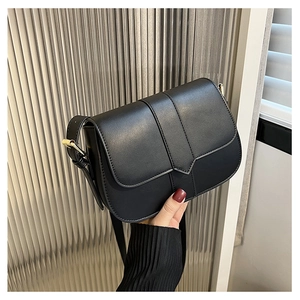 Detailaufnahme der schwarzen Satteltasche aus Leder mit goldenen Metallelementen