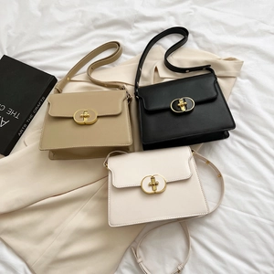 Trois sacs carrés minimalistes en beige, noir et blanc avec boucle dorée élégante