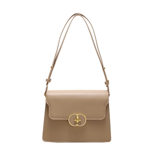 Sac bandoulière beige chic avec rabat et élégante boucle ovale dorée brillante